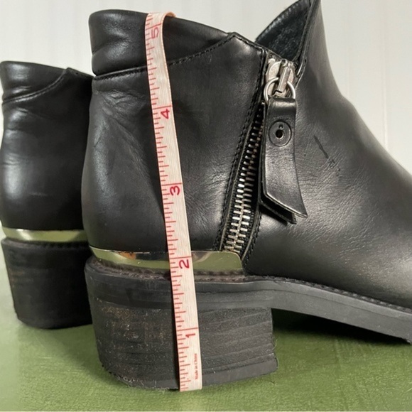 Stuart Weitzman Biker-Style/Western Ankle Boots in Black Leather - Picture 4 of 9